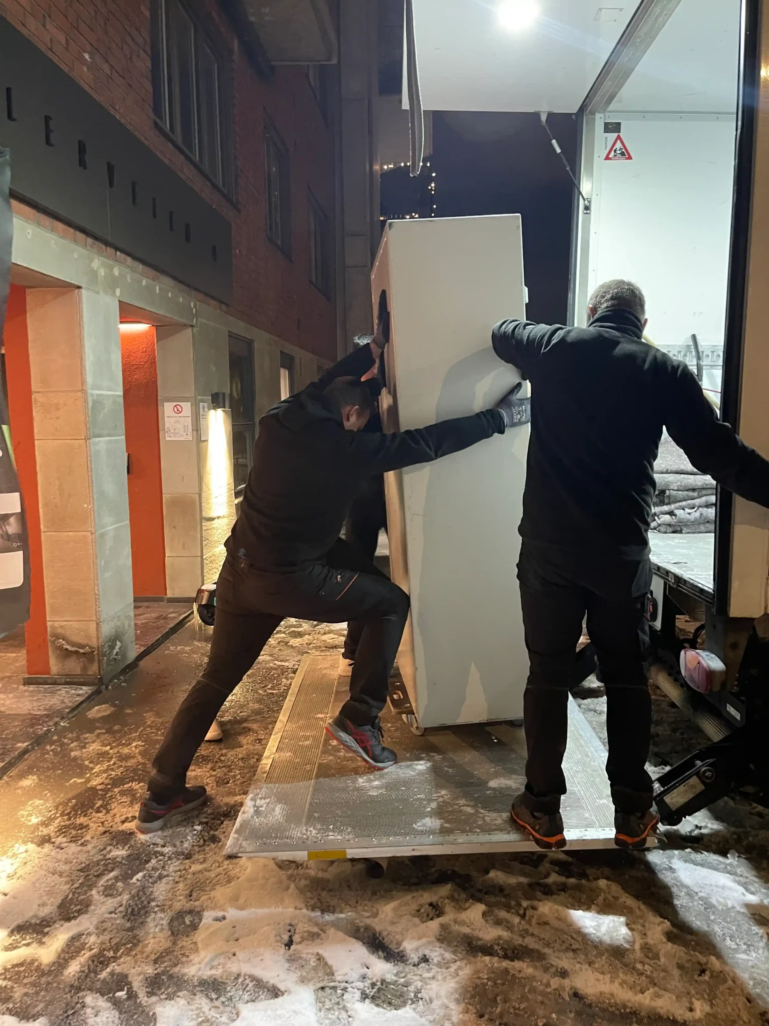 Erfarne flyttere som flytter piano og tunge gjenstander