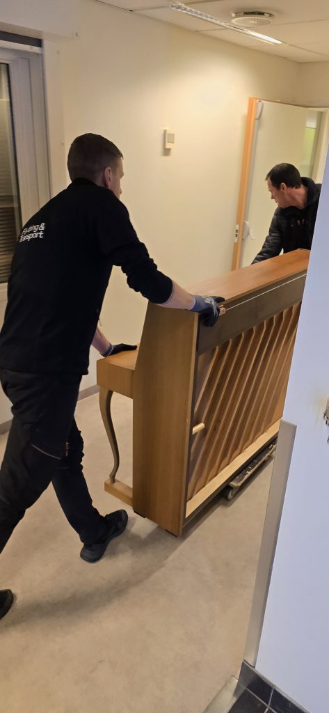 Erfarne og profesjonelle flyttere som flytter piano og tunge gjenstander