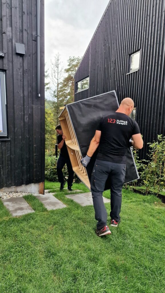 Flyttebyrå i Oslo som bærer sofa under flytting