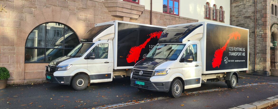 Profesjonelt flyttebyrå i Oslo med flere flyttebiler for transport og flytting