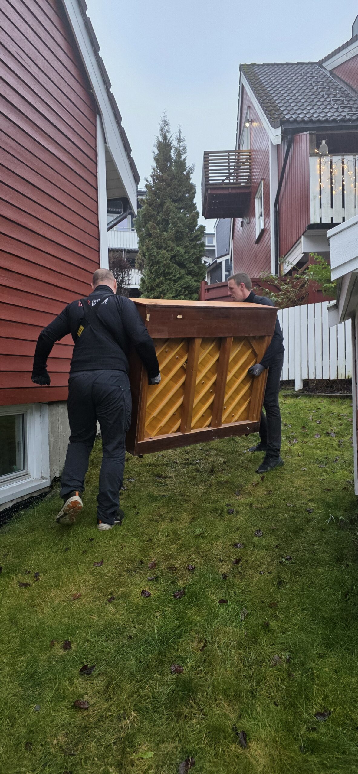 Pianoflyttere sikrer et piano på pianotralle